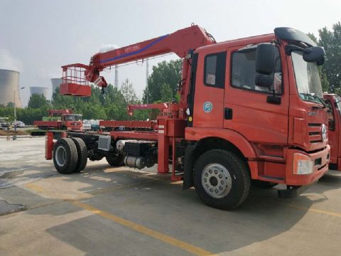 點(diǎn)擊查看詳細(xì)信息<br>標(biāo)題：6.3噸大運(yùn)隨車吊 閱讀次數(shù)：2240